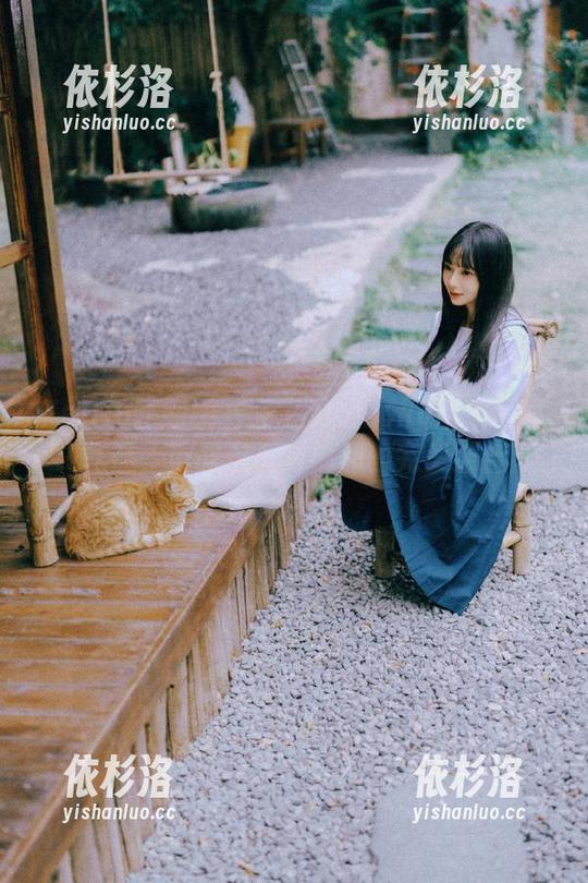 Feilin嗲囡囡-芷儿Momoko Feilin嗲囡囡 - 芷儿Momoko眼镜写真作品,带来魅力与福利的完美结合