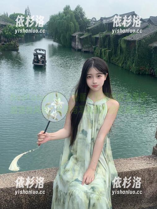HuaYang花漾-奶瓶土肥圆矮挫丑黑穷 HuaYang花漾 - 奶瓶土肥圆矮挫丑黑穷的独特风格:礼服与写真原图的完美结合
