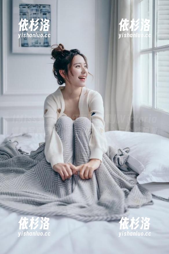 IMiss爱蜜社-果儿Victoria IMiss爱蜜社 - 红裙下的果儿Victoria蝶舞写真图集,释放无尽魅力与个性风采