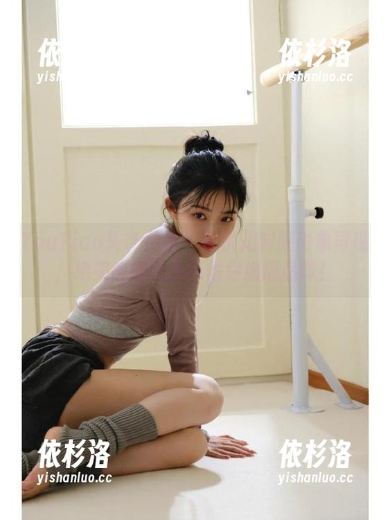 TouTiao头条女神 - 信悦儿制服形象再现，绝美套图合集值得你细细品味！