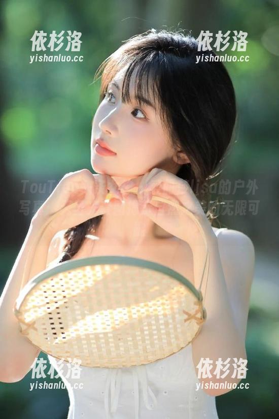 TouTiao头条女神 - 爱丽莎lisa的户外写真：无圣光套图揭示自然之美的无限可能
