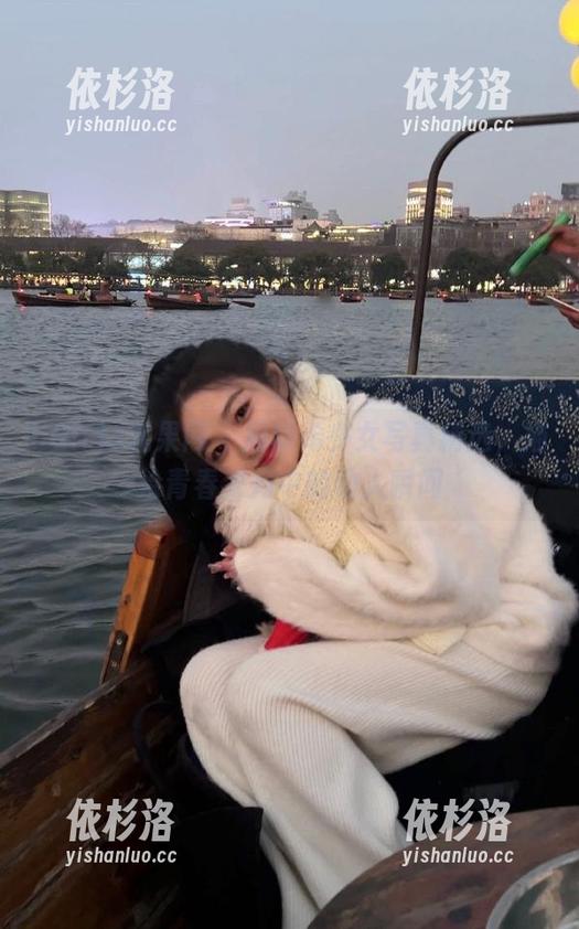UGirls尤果网-周妍希 UGirls尤果网 - 周妍希少女写真精选,描绘青春岁月中的动人瞬间