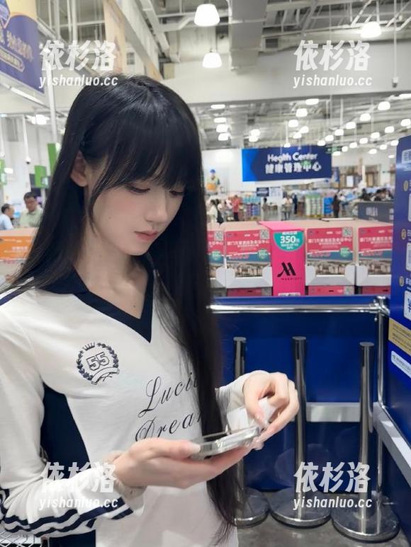 Xiuren秀人网-叶梦轩 Xiuren秀人网 - 叶梦轩全新灰丝图集分享,展示别样的艺术视角与情感表达