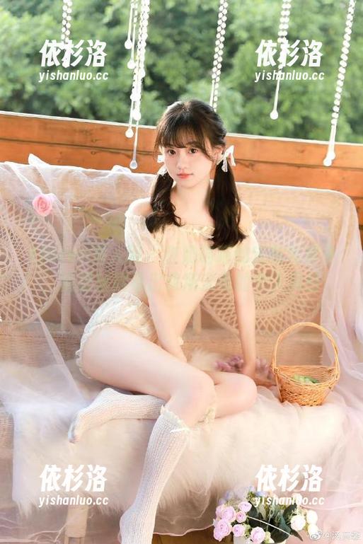 Xiuren秀人网-奶喵喵 Xiuren秀人网 - 在奶喵喵的定制写真中,裤里丝展现出前所未有的个人风格