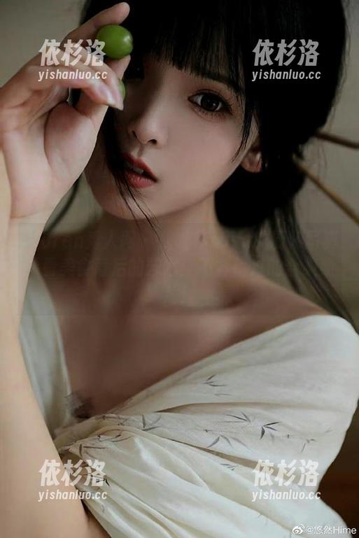 Xiuren秀人网-晚苏susu Xiuren秀人网 - 从晚苏susu的厨娘写真看看美食背后的艺术:不容错过的合集照片!