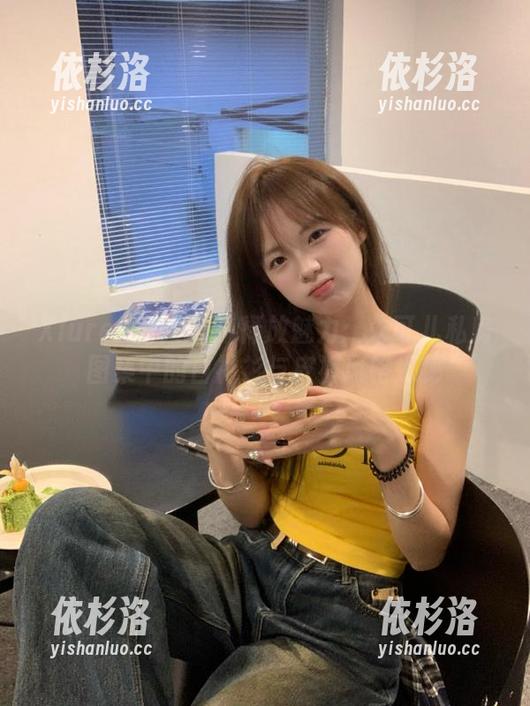Xiuren秀人网-朱可儿 Xiuren秀人网 - 释放魅力:朱可儿私房图集中的白衬衫与皮裤风格探秘
