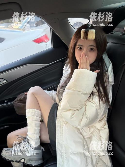Xiuren秀人网-李金金 Xiuren秀人网 - 走进李金金的眼镜世界:独特写真图包让你大开眼界
