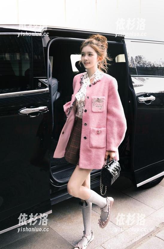 Xiuren秀人网-杏子Yada Xiuren秀人网 - 探索杏子Yada女王的高清写真作品:优雅与力量的完美诠释