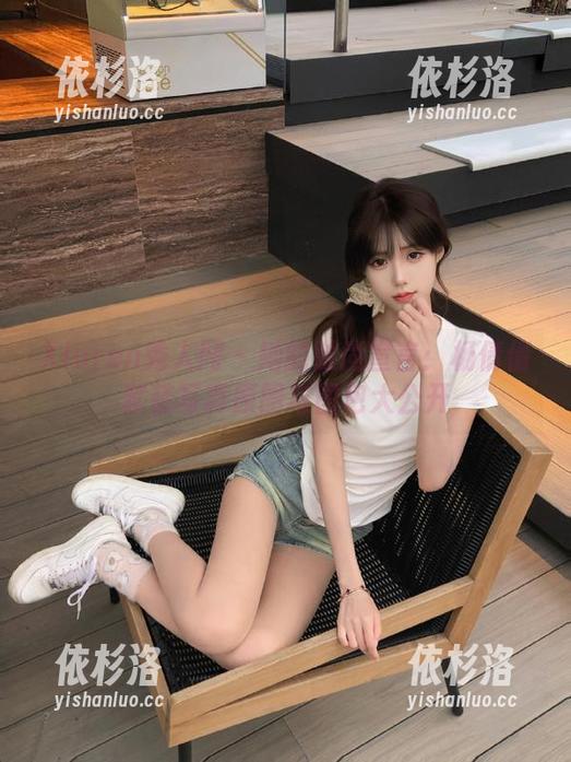 Xiuren秀人网-杨倩倩 Xiuren秀人网 - 她的时尚宣言:杨倩倩套装写真原图与图包大公开