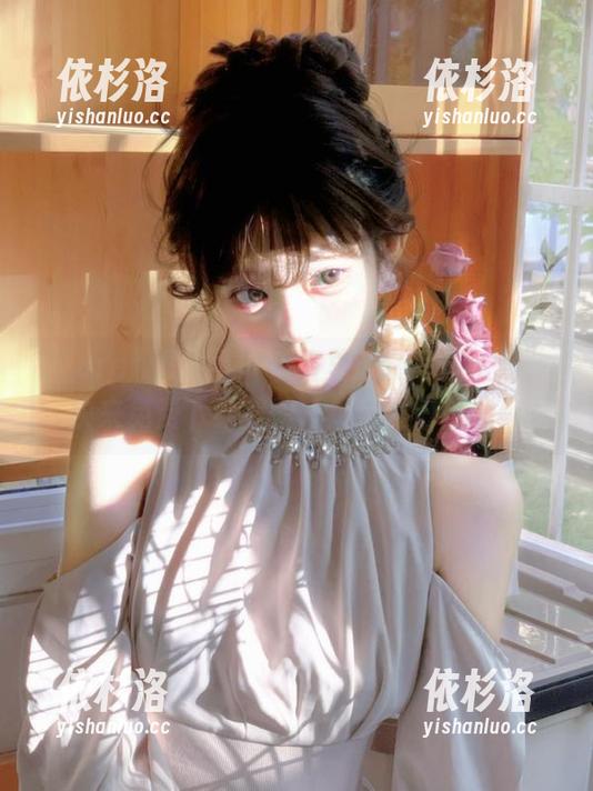 Xiuren秀人网-爱酱里 Xiuren秀人网 - 爱酱里泳装写真上线,快来免费下载美图,尽享夏日魅力!