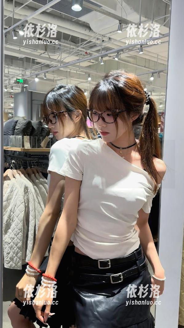 Xiuren秀人网-萝莉悠悠酱 Xiuren秀人网 - 深入萝莉悠悠酱的私拍作品,探索每一帧可爱的背后故事与情感!