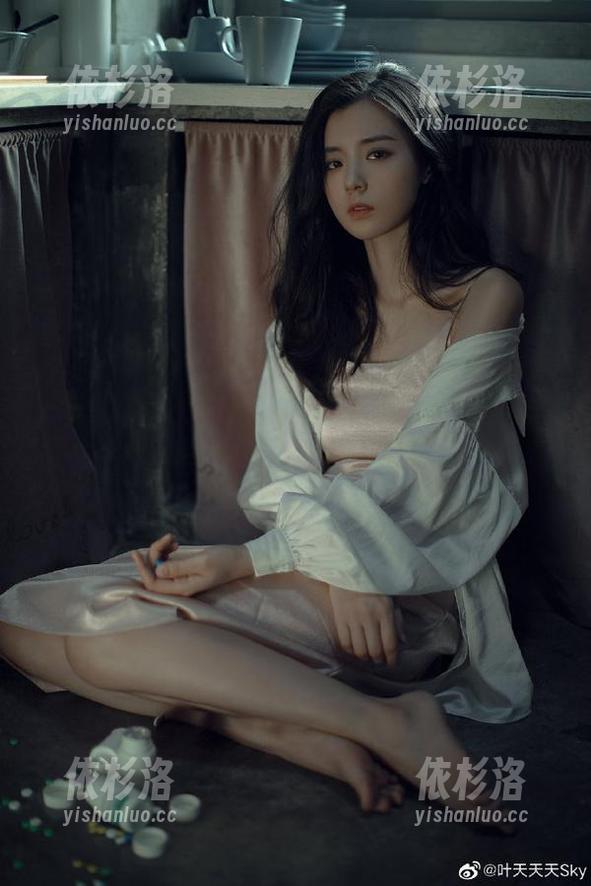 Xiuren秀人网-金幼汐Vivian Xiuren秀人网 - 金幼汐Vivian写真作品更新:感受裤里丝带来的独特魅力!