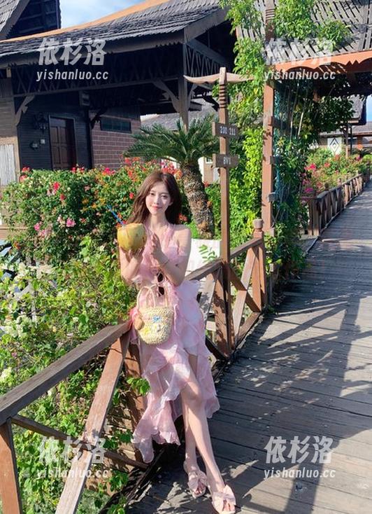Xiuren秀人网-陆萱雅 Xiuren秀人网 - 陆萱雅的红裙写真,展现出无与伦比的风情和细腻的艺术作品!