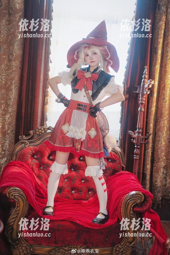 coser衣衣 coser衣衣的睡衣写真图集,完美展现女性的优雅与自信