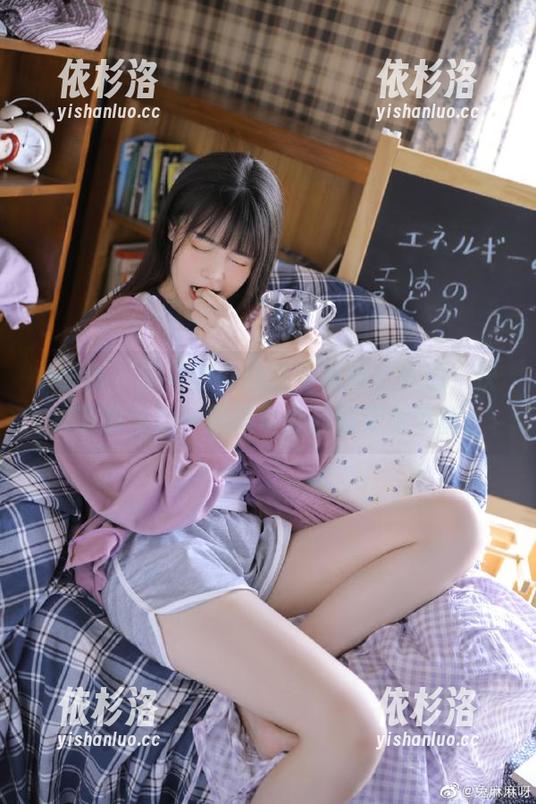 pans-英英 pans - 英英的办公室写真集上线啦,快来下载与她一起探索办公的无限可能!