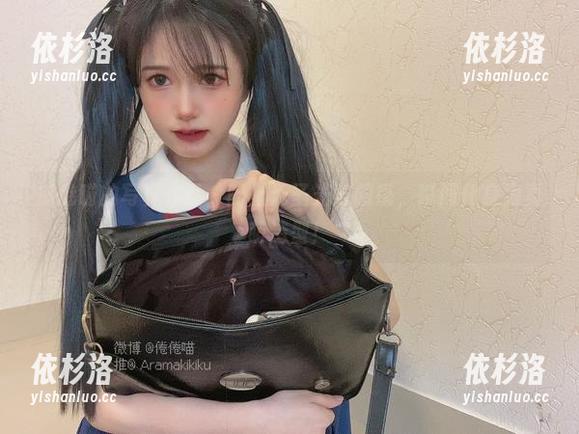 倦倦喵 倦倦喵的写真作品,配上无圣光与眼镜,瞬间化身为真萌造型!