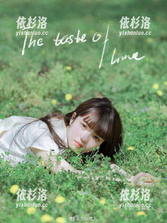 兔玩映画 精选兔玩映画美图:在条纹短裙的映衬下,展现独特的个人魅力