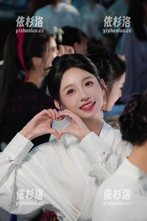 头条女神 - 免费获取七姑娘《女王》系列写真，尽览她的无与伦比美图，绝对值得收藏！