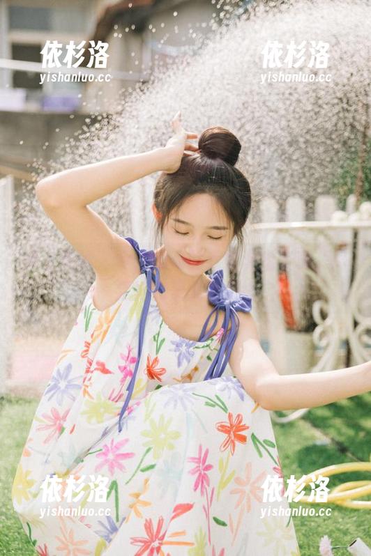 头条女神 - 令人心动的乔安私拍写真，尽显她完美美脚曲线