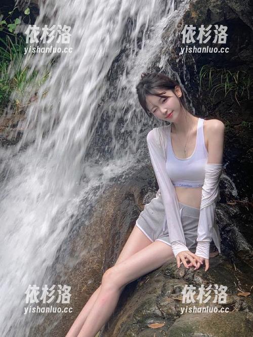 头条女神-刘瑾希 头条女神 - 护士刘瑾希的超高颜值套图作品,竟让人心动不已