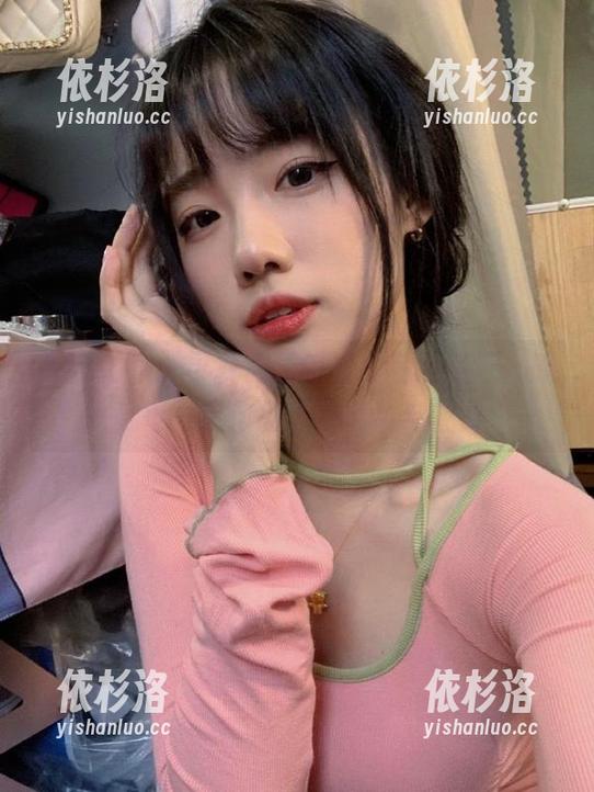 头条女神 - 寻找周思超透明私拍资源，感受每一幅作品中的灵动与魅力