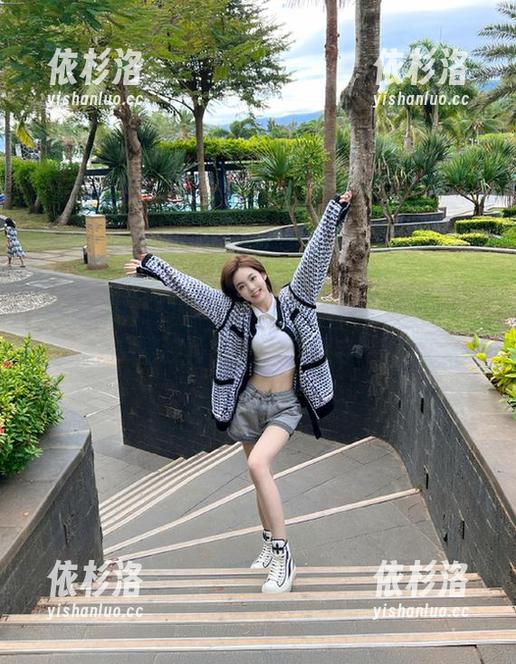 头条女神-小米粒儿 头条女神 - 小米粒儿短裤风格私房写真,挖掘她独特的青春气息与时尚感