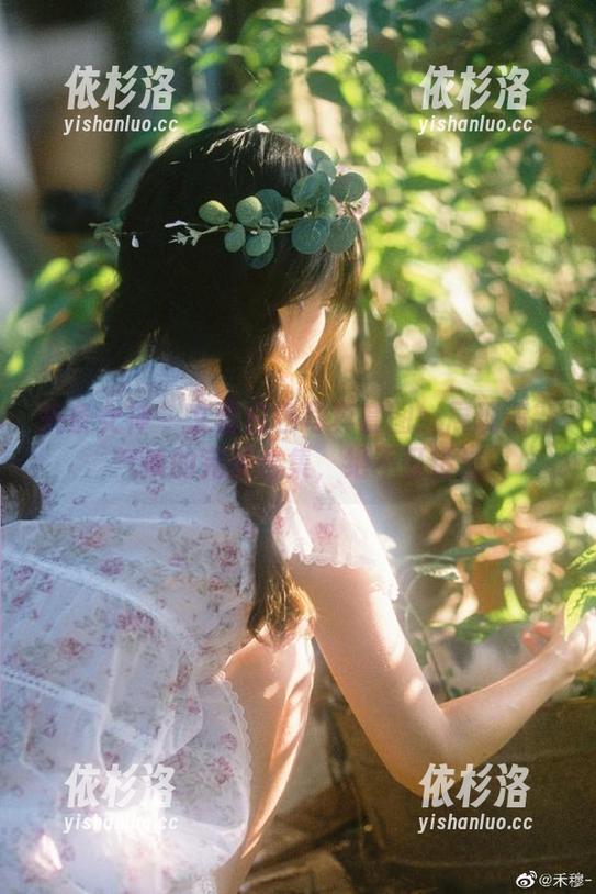 头条女神 - 文雪白色写真套图：展现清新气质的完美合集，绝不可错过