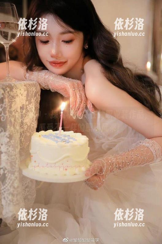 头条女神 - 探索李由美在线职业装作品，感受不一样的职场风采！
