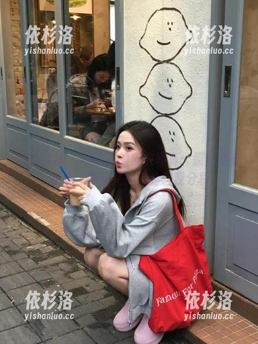 头条女神 - 罗蔓蒂的皮衣写真：原图资源收集，专业又搞笑的自我分析
