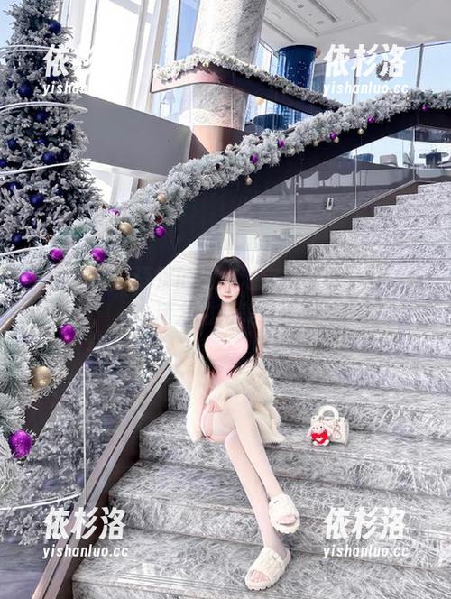 头条女神-语溪 头条女神 - 语溪的游泳池定制写真:甜美与活力的完美结合