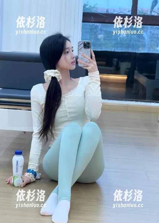 女主K 美图精选:女主K与圣诞麋鹿的欢乐时光,温暖整个冬天