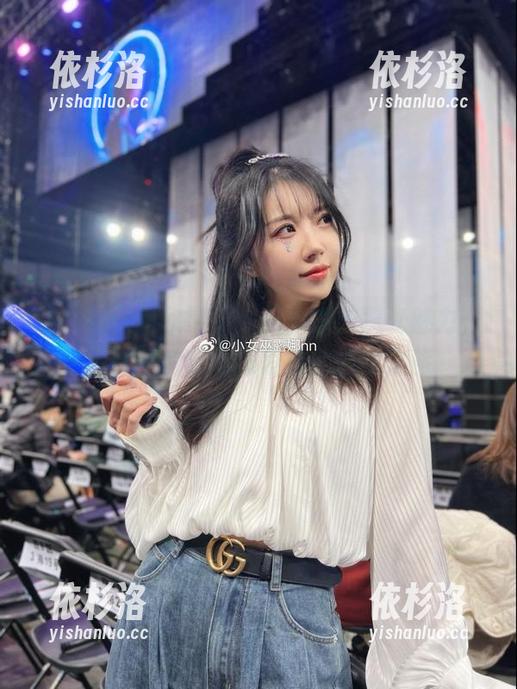 小女巫露娜 让我们一起欣赏小女巫露娜的琉光魅力,高清照片带你探索她的艺术之旅