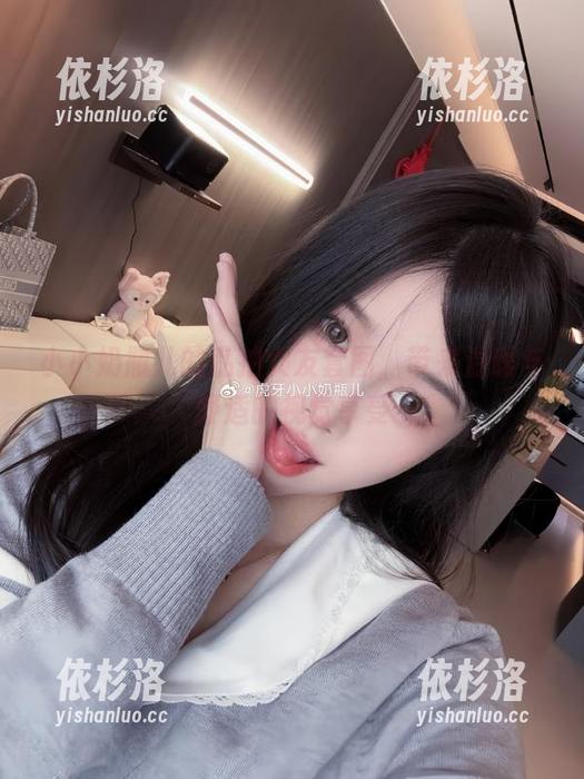 小小奶瓶儿 小小奶瓶儿的私拍女友套图,带来温暖与舒适的视觉享受