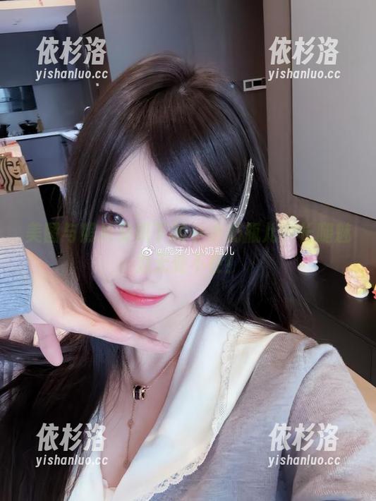小小奶瓶儿 美图与照片交织下的小小奶瓶儿,长腿魅力无处不在!