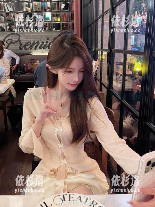 小小奶瓶儿 小小奶瓶儿旗袍写真最新资源发布,展现优雅气质
