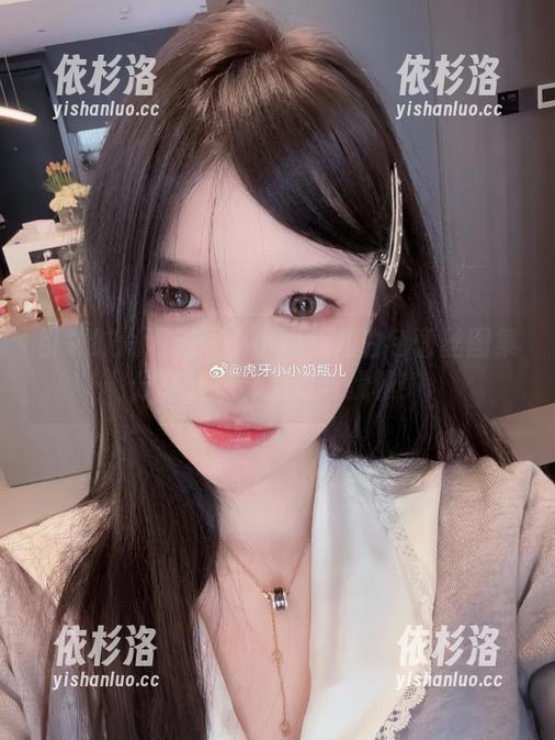 小小奶瓶儿 引领时尚潮流:小小奶瓶儿白色蕾丝图集分享,尽显别致与优雅!