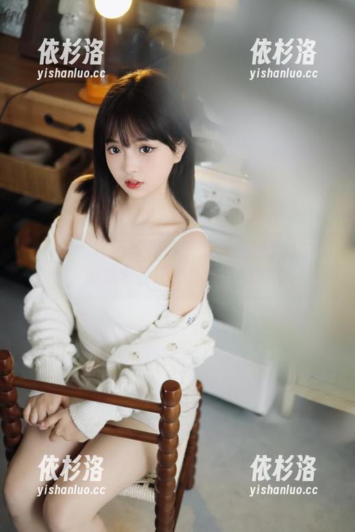 小玉吃果冻 微密圈 - 精选写真:小玉吃果冻化身空姐,展现青春活力与优雅气质!