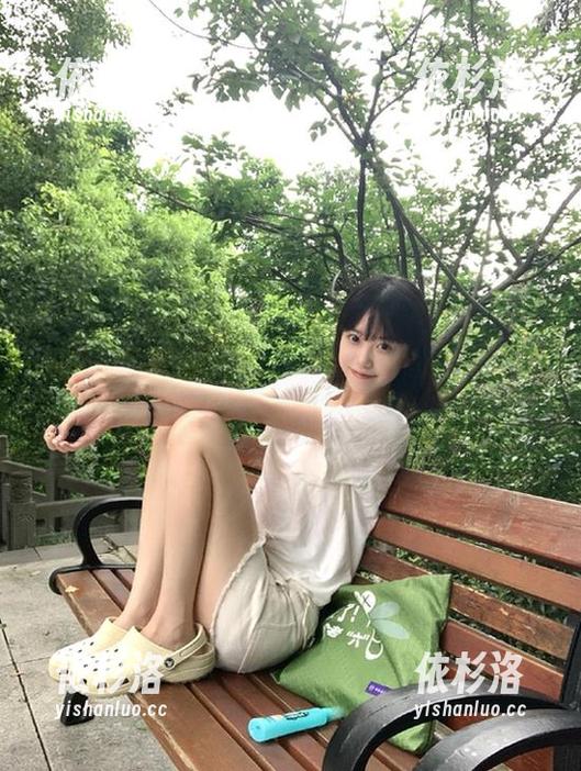 微密圈 - 时尚与甜美交织，小玉吃果冻女神的高清原图，让你的生活多一份色彩。