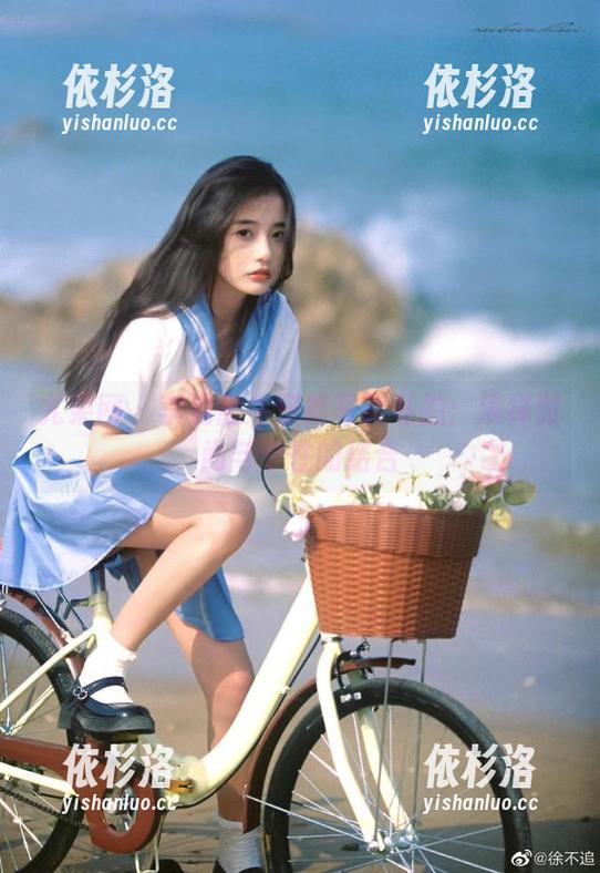 尤果网-李易童 尤果网 - 李易童牛仔裤写真私拍:演绎时尚与个性的结合