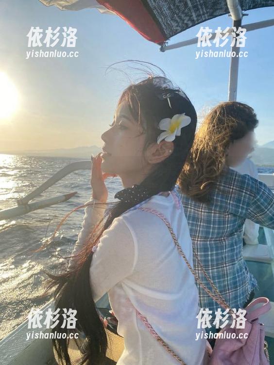 尤果网-王莹 尤果网 - 深入解析王莹的高清棉袜写真作品,让我们一起探索她的时尚之路