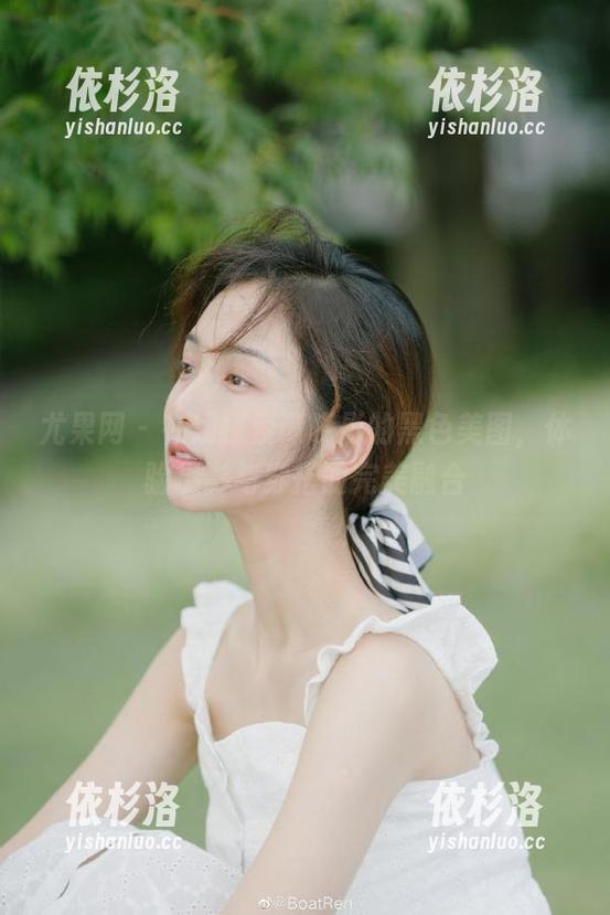 尤果网-谭晓彤 尤果网 - 在线探索谭晓彤的黑色美图,体验摄影与穿搭的完美融合
