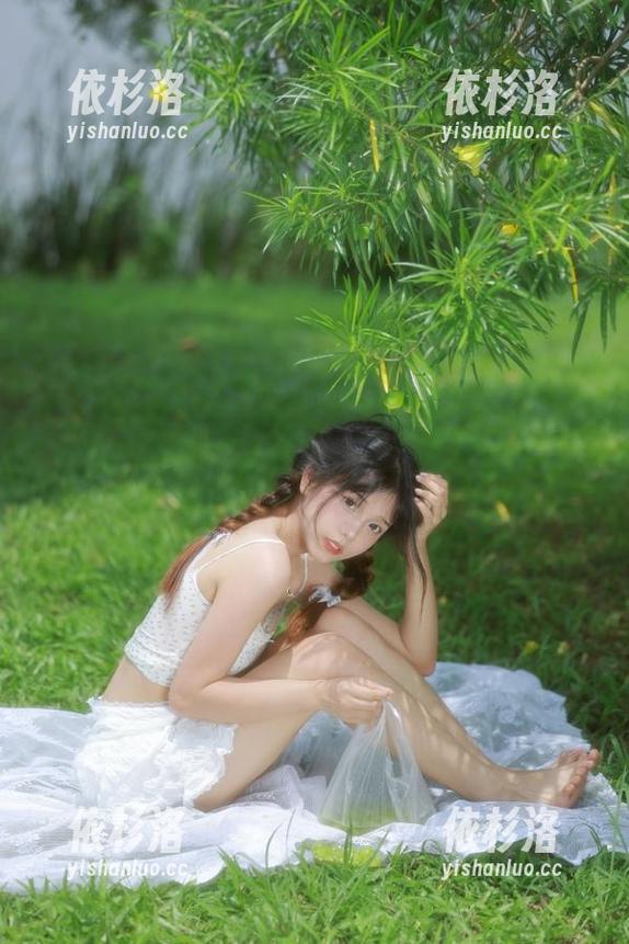 尤蜜荟 - 穿上皮衣的周妍希，居然能拍出这样惊艳的图集，时尚界又要震惊了！