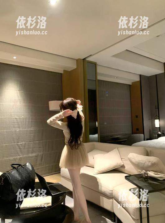 尤蜜荟 - 精选樱小白baby的毛衣写真，透过镜头感受她的甜美与温柔