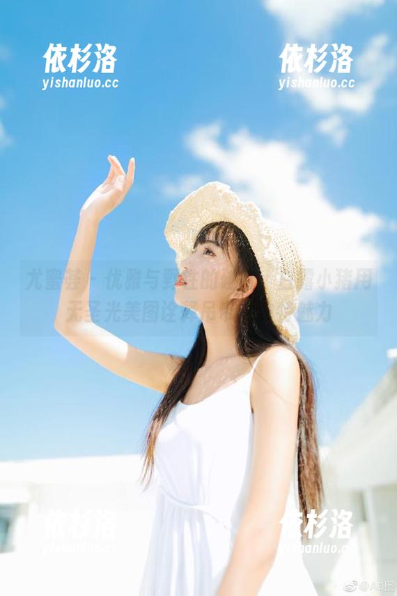 尤蜜荟 - 优雅与野性的碰撞，白露小猪用无圣光美图诠释吊带的独特魅力
