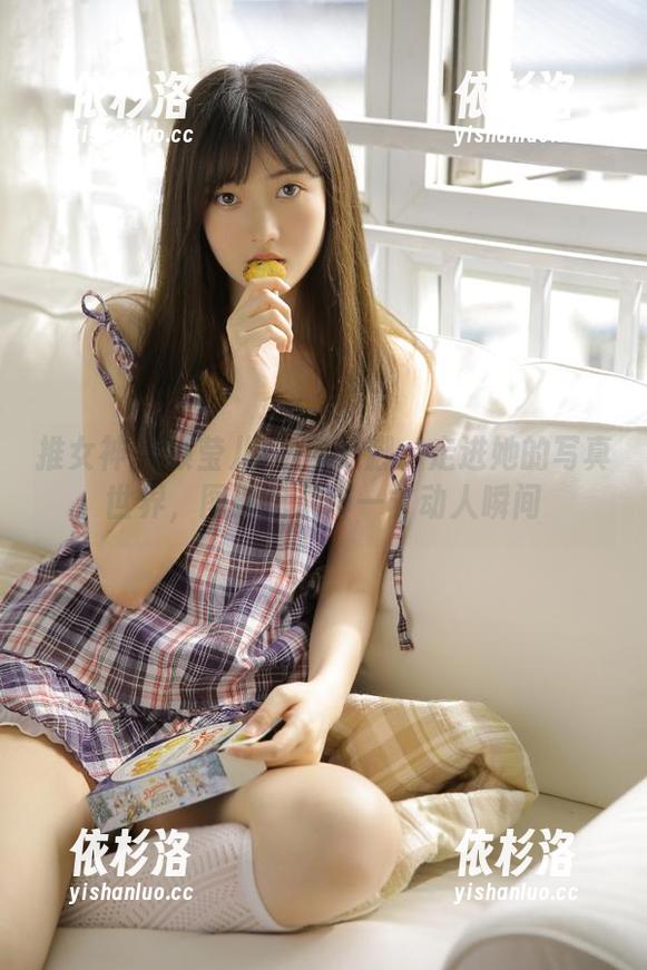 推女神-颖莹儿YY 推女神 - 颖莹儿YY与美脚:走进她的写真世界,图册记录每一寸动人瞬间