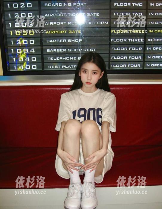 星颜社 - 袁圆连衣裙写真图包：展现个性与时尚的完美融合，带你进入她的梦幻世界