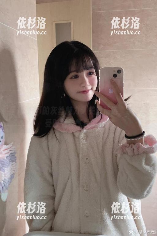 星黛鹿鹿i 星黛鹿鹿i的灰丝魅力:美图精选,带你感受时尚与气质的碰撞