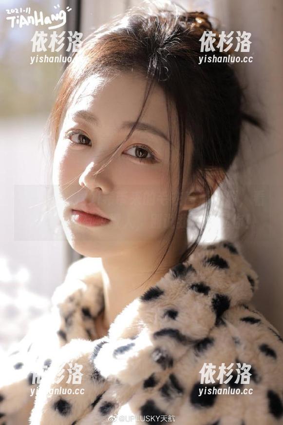 果团网 - 周妍希带来的毛衣高清资源，看看这毛衣有多撩人，别说我没提醒你！