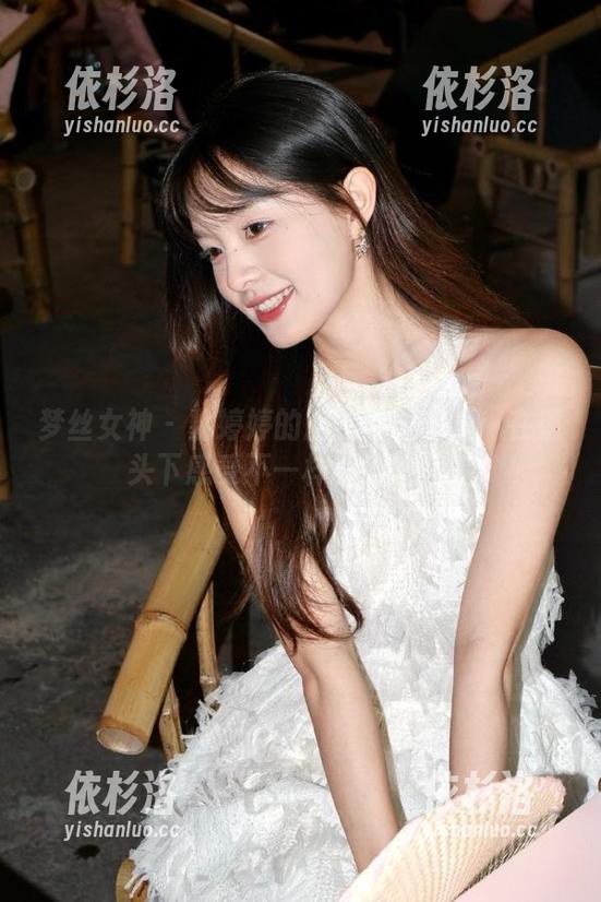梦丝女神 - 魏婷婷的旅拍写真图集：在镜头下感受不一样的旅途风情