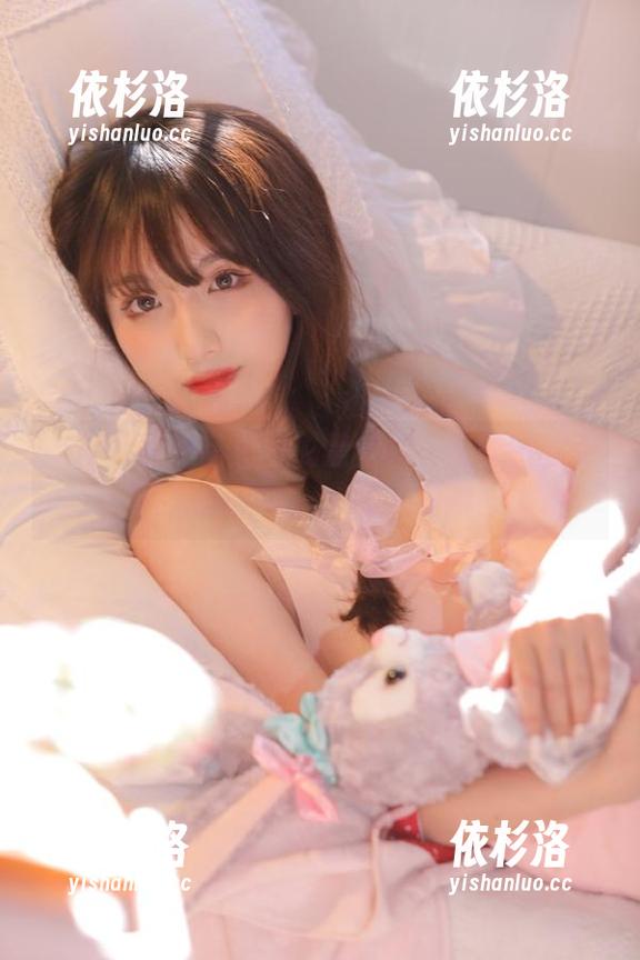 森萝财团 高清写真作品《白衣黑丝》:森萝财团用镜头捕捉每一个动人的瞬间